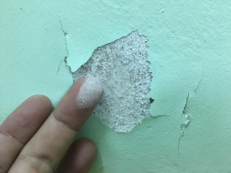 ​​​​​​​Cạo bỏ sơn cũ thay màu áo mới cho tường nhà