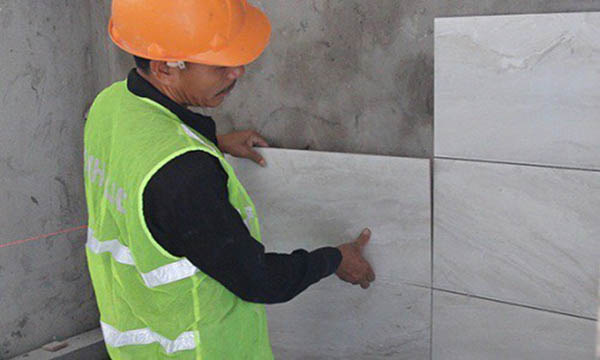 sử dụng gạch ốp tường chống thấm sẽ giúp tiết kiệm chi phí xây dựng