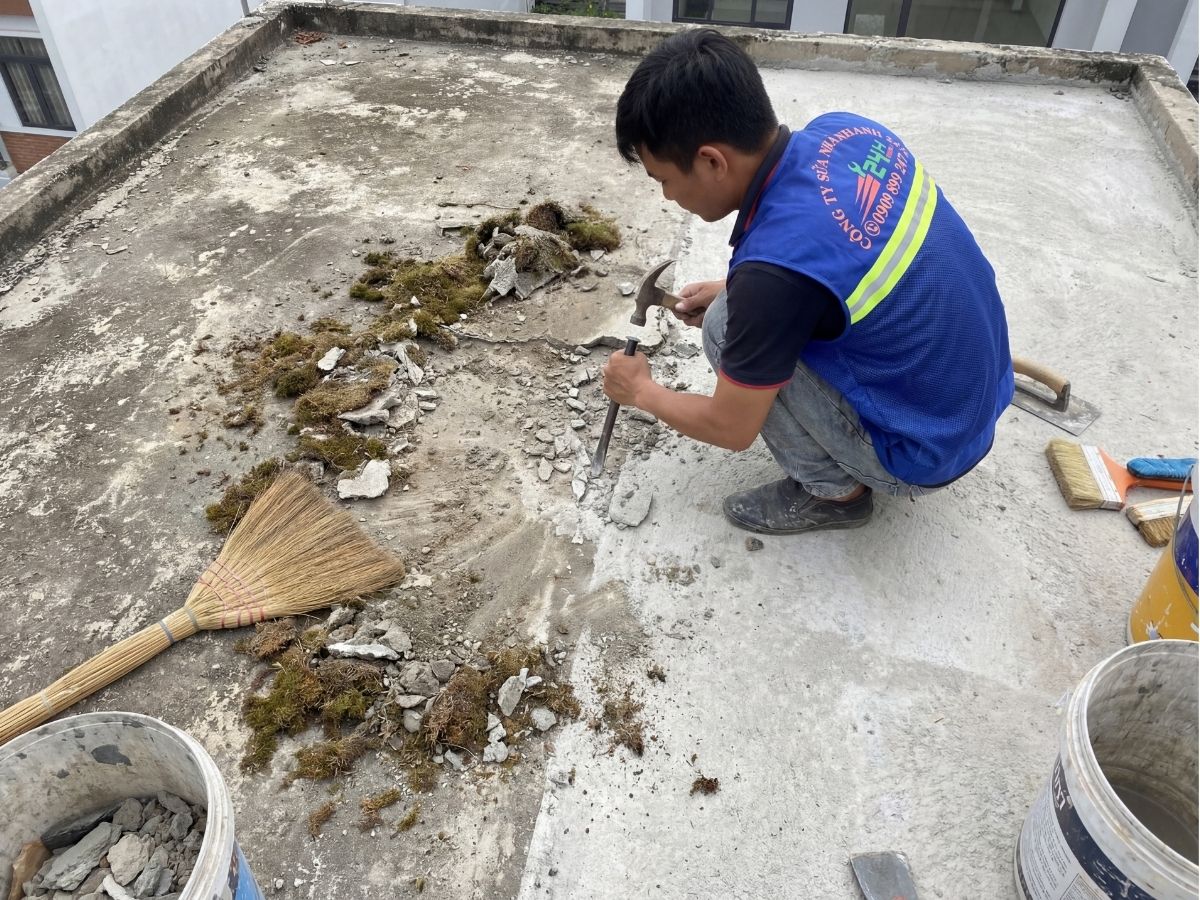 Đục xị măng làm sạch bề mặt sân thượng