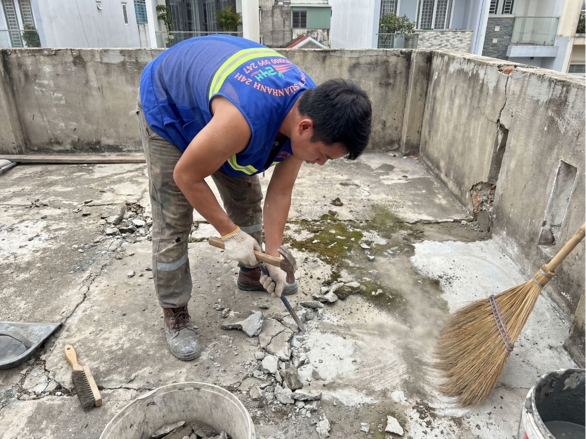 Đục xi măng trước khi chống thấm bằng kova