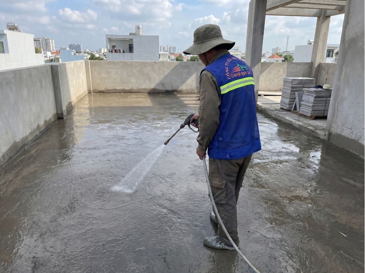 Phun nước tạo độ ẩm trước khi chống thấm