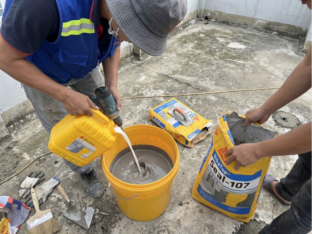 Pha trộn sika top 107 2 thành phần