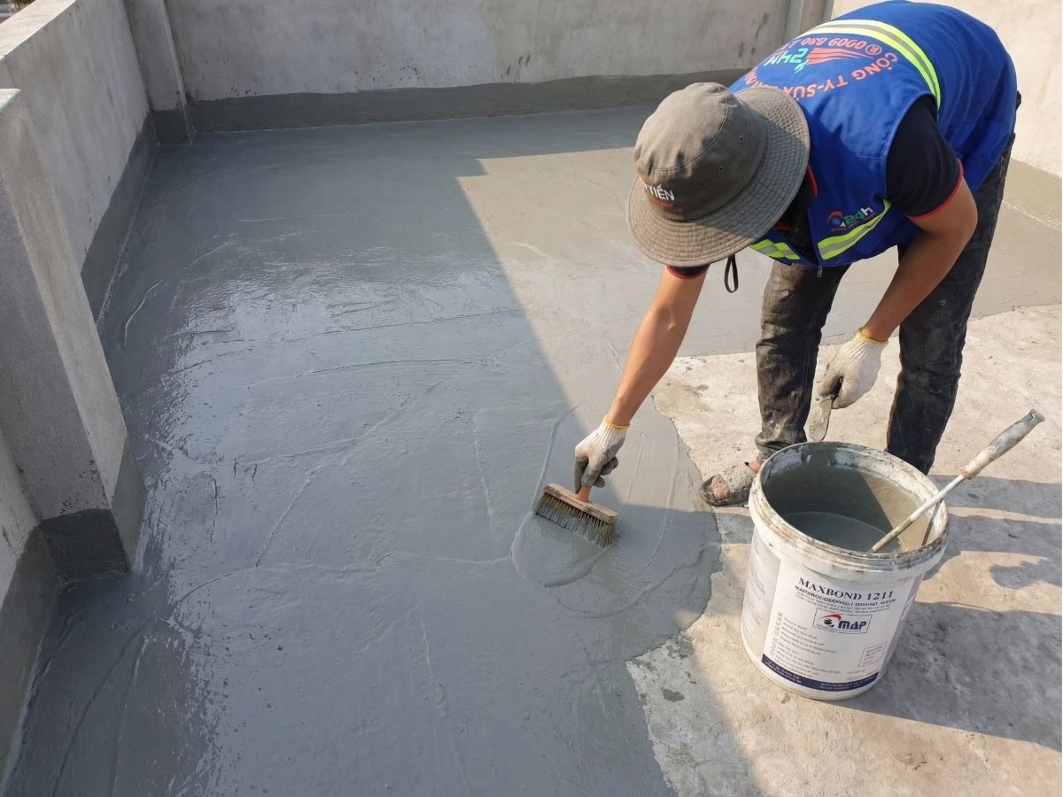Quét chống thấm sân thượng bằng Maxbond 1211