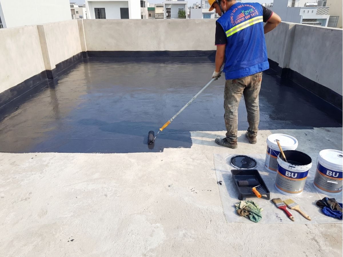 Quét lớp lót Bu tạo dính trước khi chống thấm
