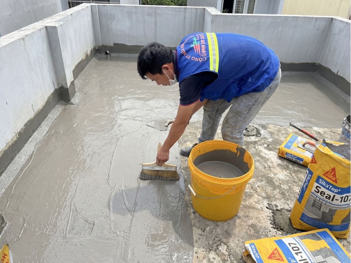 Quét thi công sika lớp thứ nhất