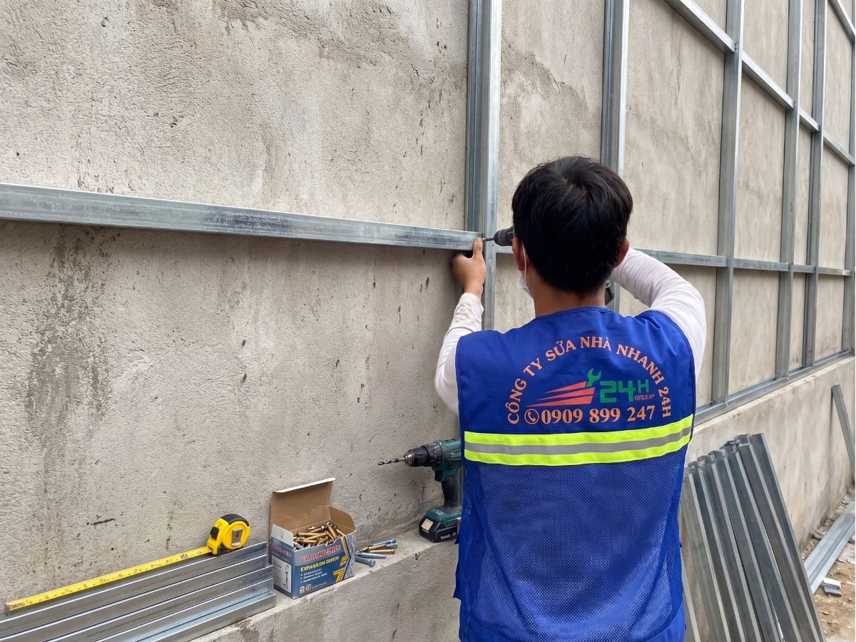 Bắn vít cố định khung sắt hộp