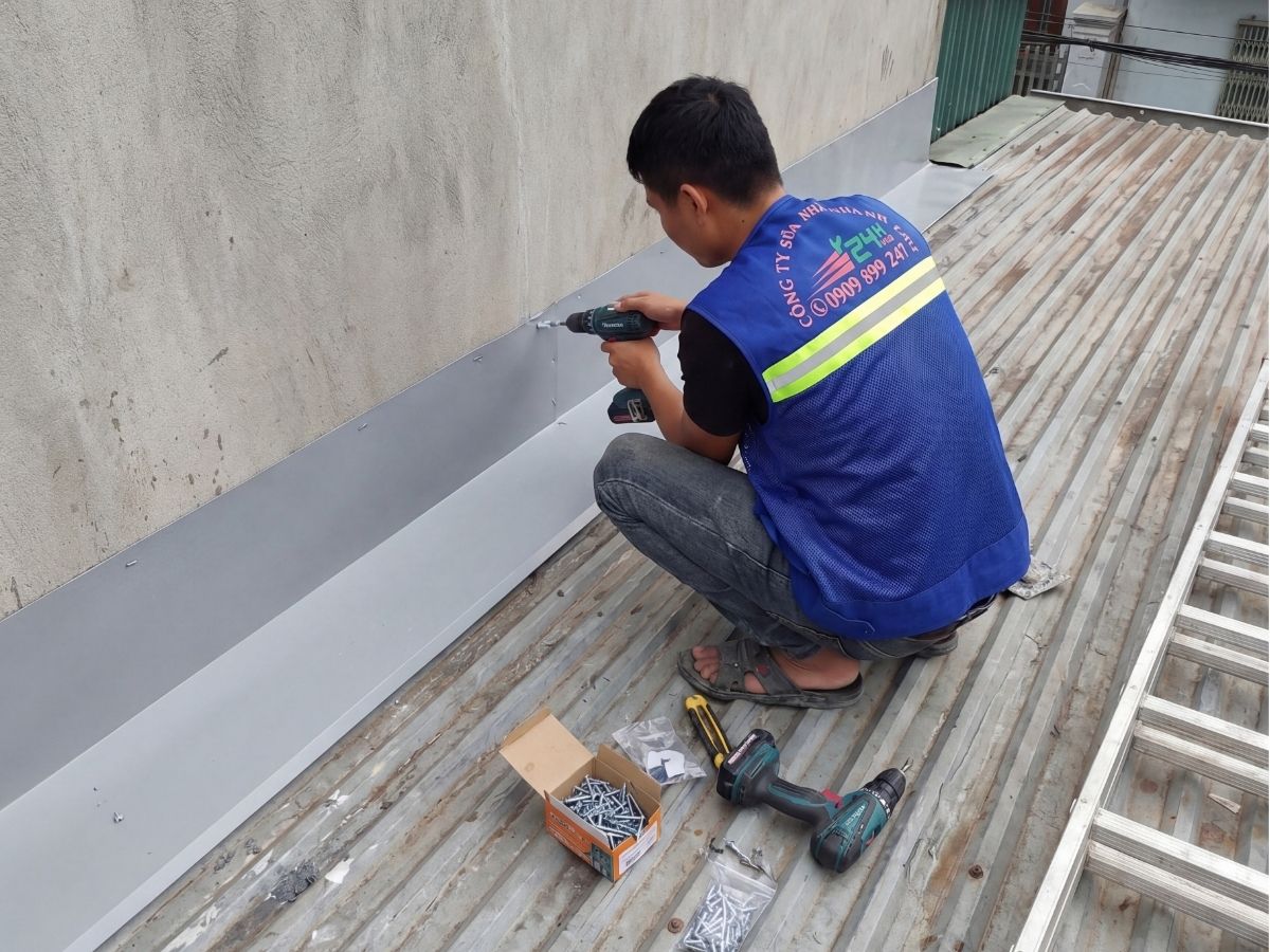 Bắn vít khe tiếp giáp tường nhà liền kề