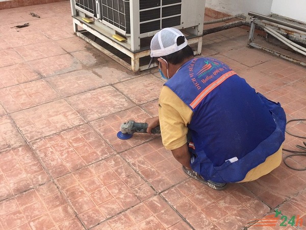 Chuẩn bị bề mặt chống thấm sân thượng đã lát gạch | Dịch Vụ Chống Thấm 24H