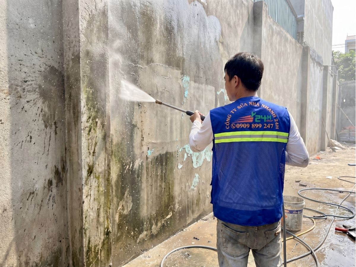 Dùng vòi xịt áp lực để vệ sinh tường