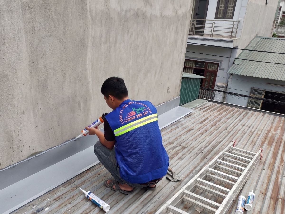 Miết keo Silicon dọc theo mép tôn để ngăn chặn nước mưa xâm nhập