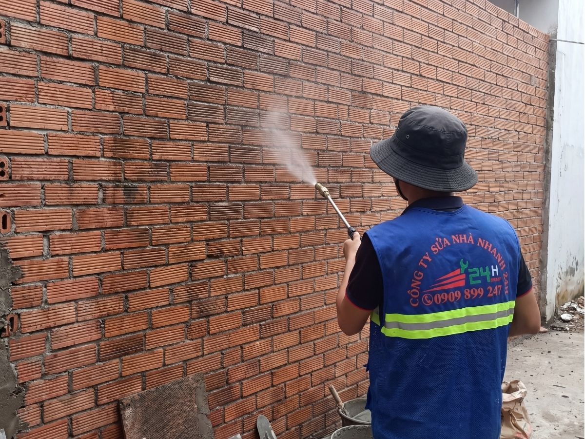 Phun sương tạo độ ẩm trên tường gạch
