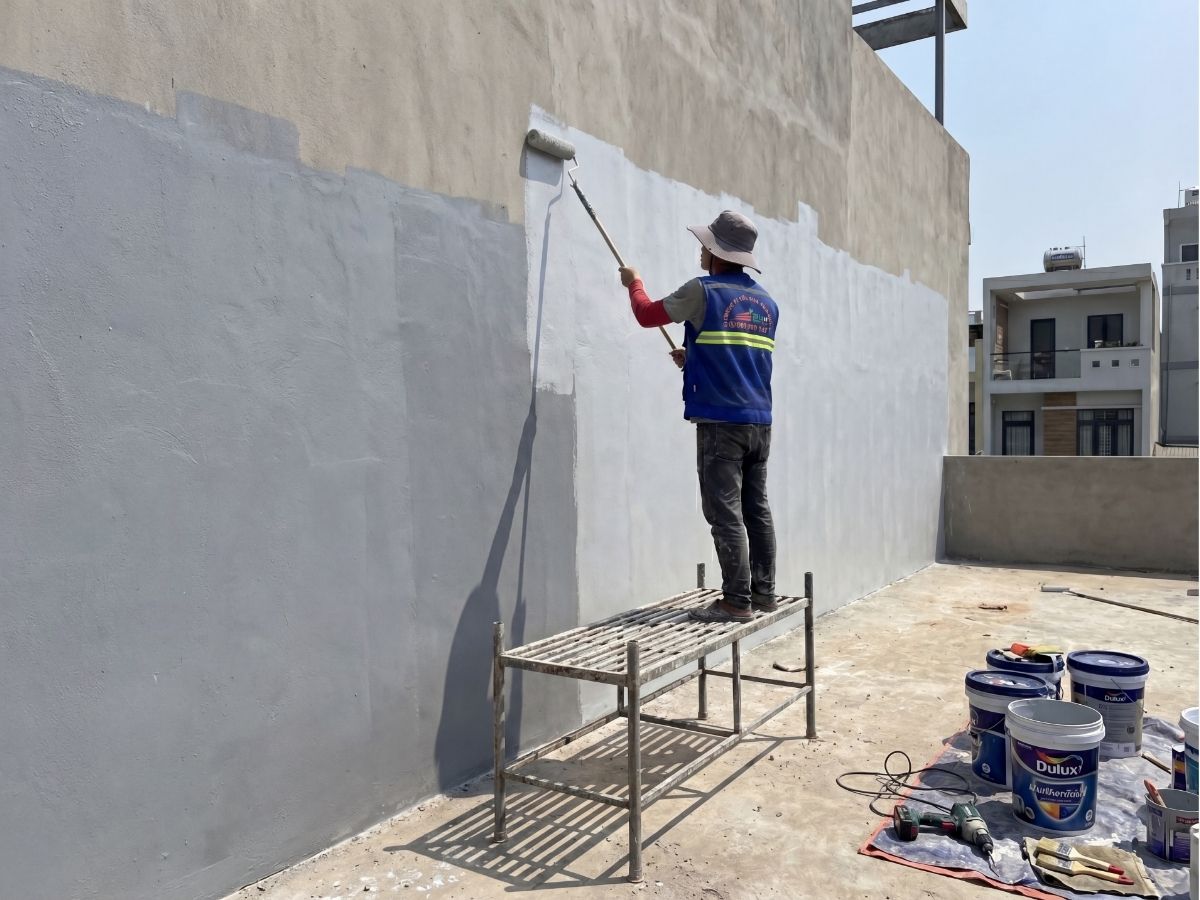 Quét sơn chống thấm tường Dulux