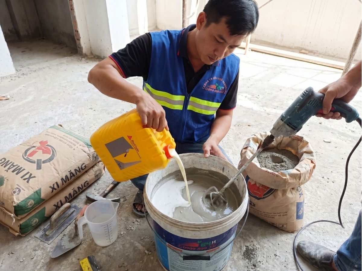 Trộn hỗn hợp chống thấm tường Sika Latex