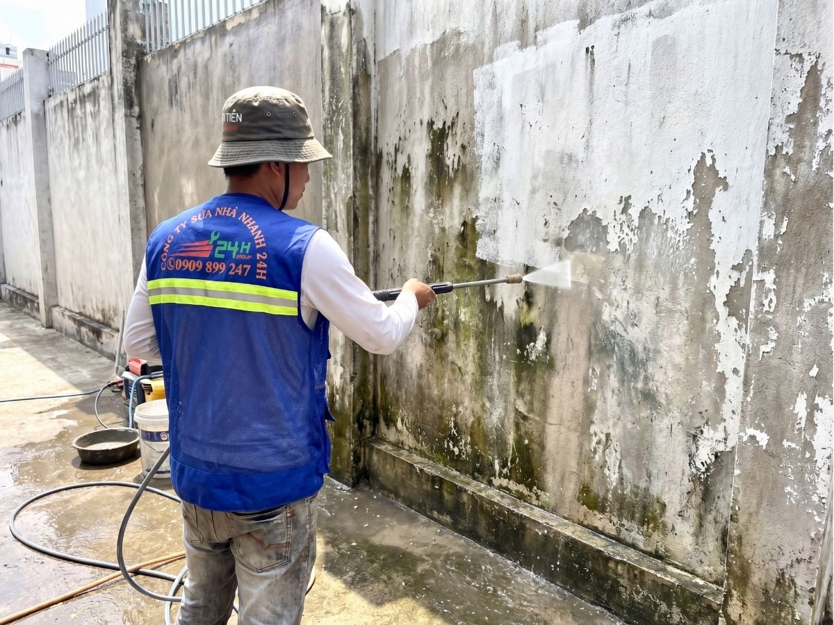 Vệ sinh trước khi chống thấm tường