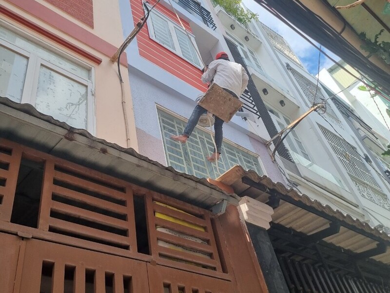​​​​​​​Thợ thi công sơn tường nhà ngoài trời tại TPHCM